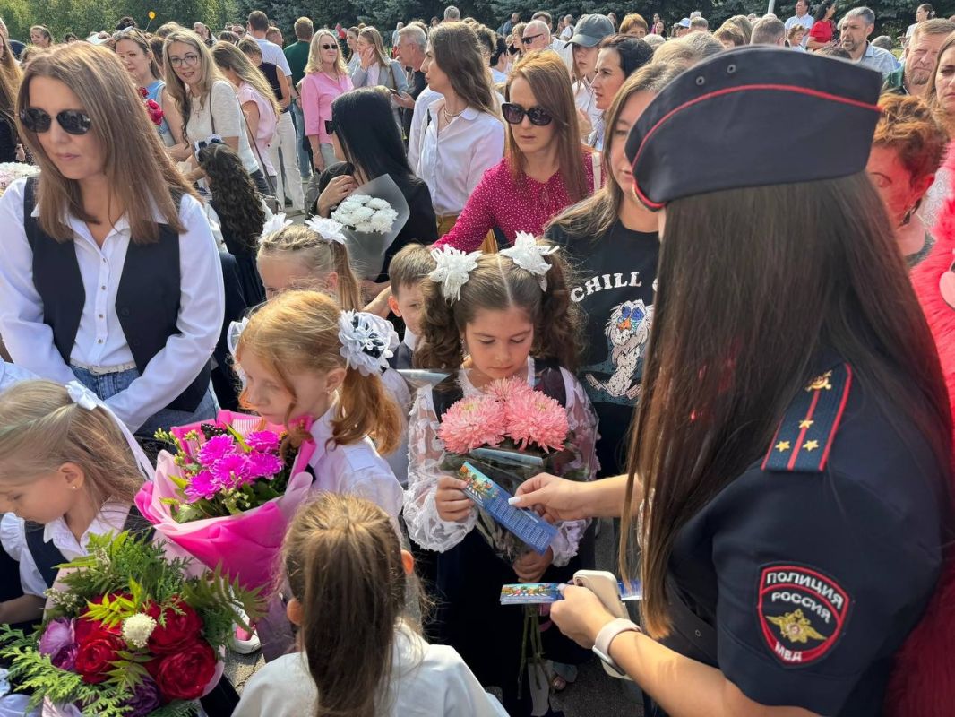 1 сентября сотрудники #ГосавтоинспекцииТольятти приняли участие в школьных линейках и напомнили детям о правилах безопасного поведения на дороге 1 сентября сотрудники #ГосавтоинспекцииТольятти приняли участие в школьных линейках и напомнили детям о правилах безопасного поведения на дороге