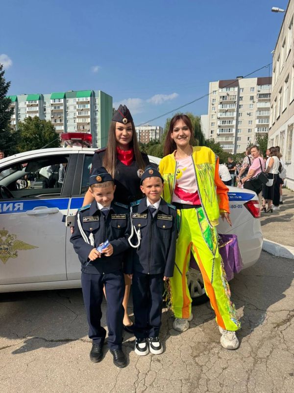 1 сентября сотрудники #ГосавтоинспекцииТольятти приняли участие в школьных линейках и напомнили детям о правилах безопасного поведения на дороге 1 сентября сотрудники #ГосавтоинспекцииТольятти приняли участие в школьных линейках и напомнили детям о правилах безопасного поведения на дороге