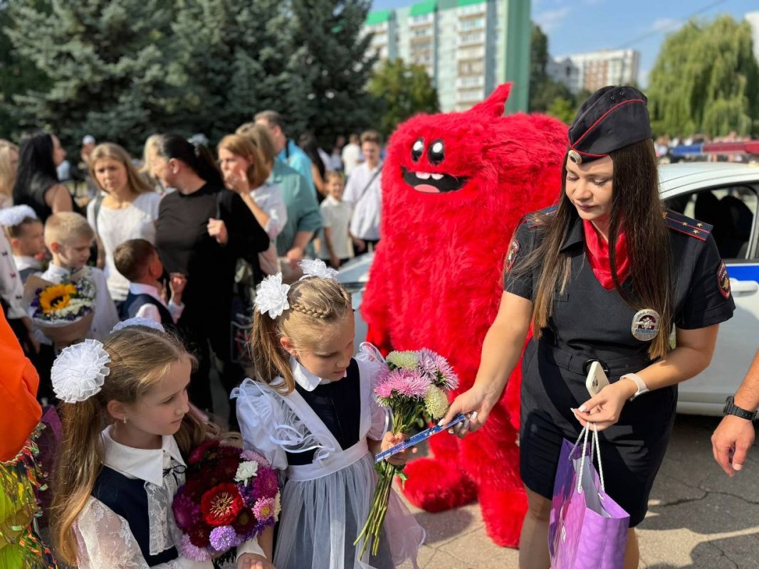 1 сентября сотрудники #ГосавтоинспекцииТольятти приняли участие в школьных линейках и напомнили детям о правилах безопасного поведения на дороге 1 сентября сотрудники #ГосавтоинспекцииТольятти приняли участие в школьных линейках и напомнили детям о правилах безопасного поведения на дороге