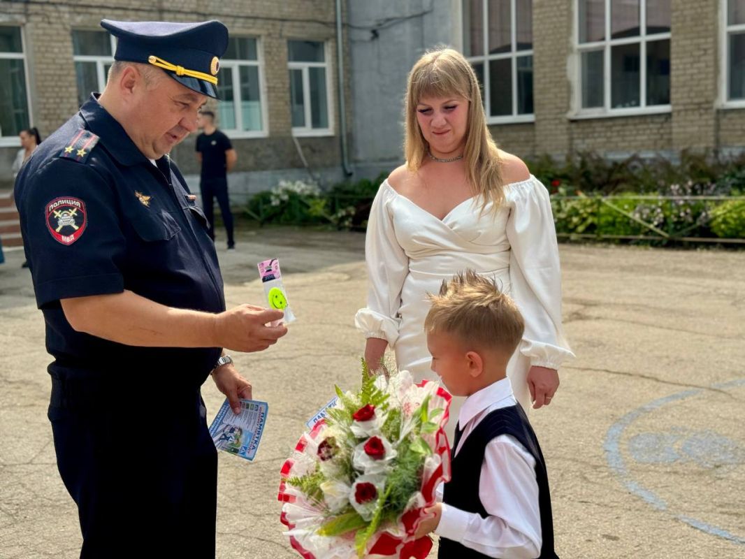 С Днём знаний! Сегодня, 1 сентября, по всей стране прозвенели первые звонки С Днём знаний! Сегодня, 1 сентября, по всей стране прозвенели первые звонки