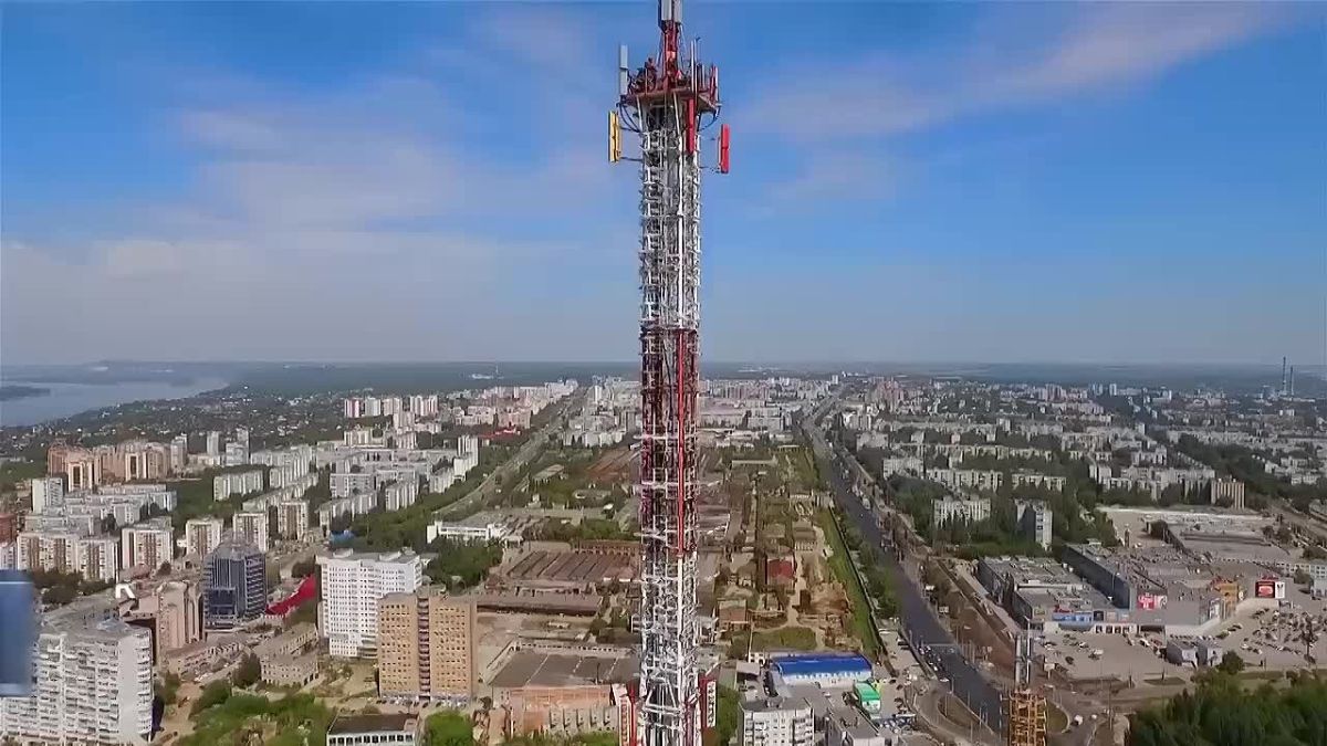 Вечер четверга подходит к концу, и самарская телебашня вновь освещает небо своим ярким светом
