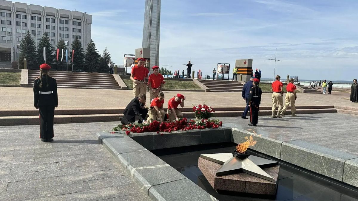 На площади Славы в Самаре прошла церемония возложения цветов, приуроченная ко Дню окончания Второй мировой войны На площади Славы в Самаре прошла церемония возложения цветов, приуроченная ко Дню окончания Второй мировой войны