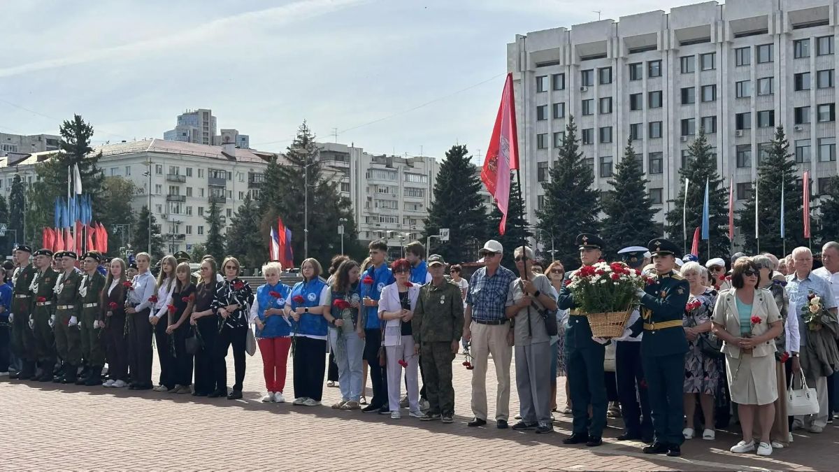 На площади Славы в Самаре прошла церемония возложения цветов, приуроченная ко Дню окончания Второй мировой войны На площади Славы в Самаре прошла церемония возложения цветов, приуроченная ко Дню окончания Второй мировой войны