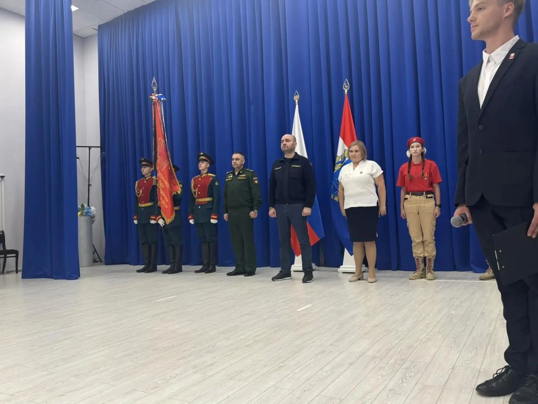 В школе прошла торжественная церемония передачи копии боевого знамени 81-го гвардейского мотострелкового полка, в которой принял участие губернатор Вячеслав Федорищев В школе прошла торжественная церемония передачи копии боевого знамени 81-го гвардейского мотострелкового полка, в которой принял участие губернатор Вячеслав Федорищев