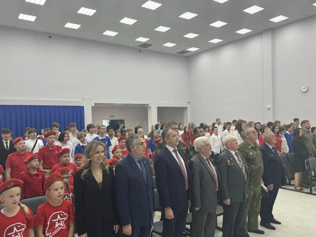 В школе прошла торжественная церемония передачи копии боевого знамени 81-го гвардейского мотострелкового полка, в которой принял участие губернатор Вячеслав Федорищев В школе прошла торжественная церемония передачи копии боевого знамени 81-го гвардейского мотострелкового полка, в которой принял участие губернатор Вячеслав Федорищев