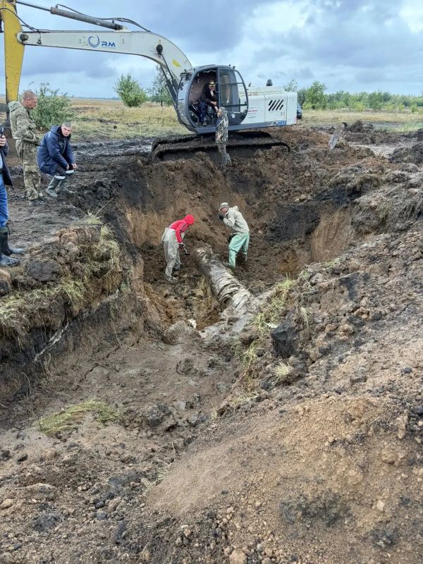 В воскресенье, 6 сентября, при демонтаже нефтепровода нефтяники повредили магистральный водовод диаметром 530 мм. Трубопровод обеспечивает холодной водой 14,75 тыс В воскресенье, 6 сентября, при демонтаже нефтепровода нефтяники повредили магистральный водовод диаметром 530 мм. Трубопровод обеспечивает холодной водой 14,75 тыс