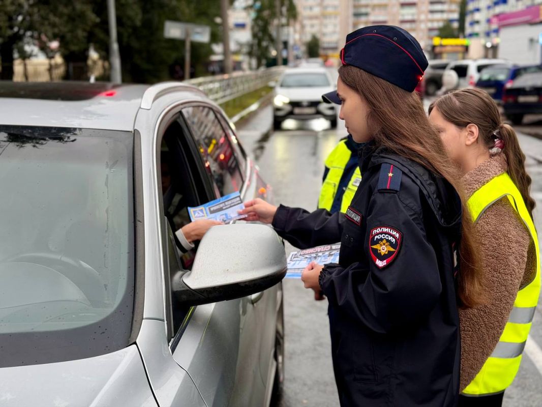 Сегодня сотрудники Госавтоинспекции города Сызрань совместно с отрядом юных инспекторов движения школы № 10 провели профилактическую акцию «Водитель, не спеши – шагают малыши» Сегодня сотрудники Госавтоинспекции города Сызрань совместно с отрядом юных инспекторов движения школы № 10 провели профилактическую акцию «Водитель, не спеши – шагают малыши»