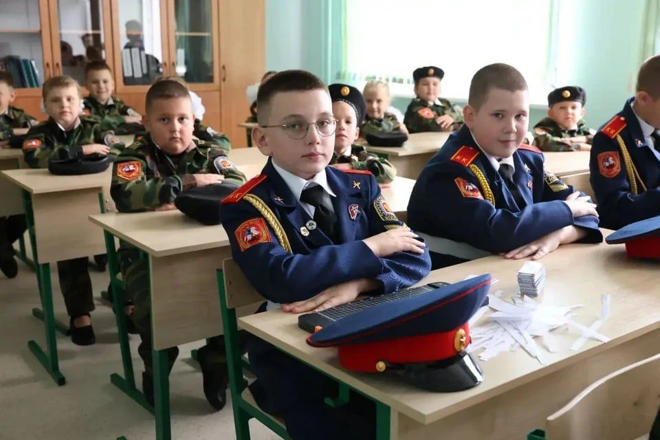 Юные самарцы сели за парты в обновленных школах Юные самарцы сели за парты в обновленных школах