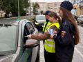 Сегодня сотрудники Госавтоинспекции города Сызрань совместно с отрядом юных инспекторов движения школы № 10 провели профилактическую акцию «Водитель, не спеши – шагают малыши»