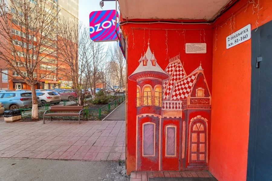 Уличное искусство в виде расписанных подъездов, арок и гаражей Уличное искусство в виде расписанных подъездов, арок и гаражей