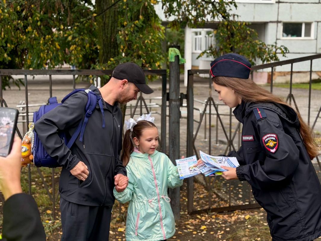 Сегодня сотрудники Госавтоинспекции города Сызрань совместно с отрядом юных инспекторов движения школы № 10 провели профилактическую акцию «Водитель, не спеши – шагают малыши» Сегодня сотрудники Госавтоинспекции города Сызрань совместно с отрядом юных инспекторов движения школы № 10 провели профилактическую акцию «Водитель, не спеши – шагают малыши»