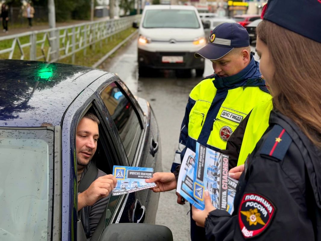 Сегодня сотрудники Госавтоинспекции города Сызрань совместно с отрядом юных инспекторов движения школы № 10 провели профилактическую акцию «Водитель, не спеши – шагают малыши» Сегодня сотрудники Госавтоинспекции города Сызрань совместно с отрядом юных инспекторов движения школы № 10 провели профилактическую акцию «Водитель, не спеши – шагают малыши»