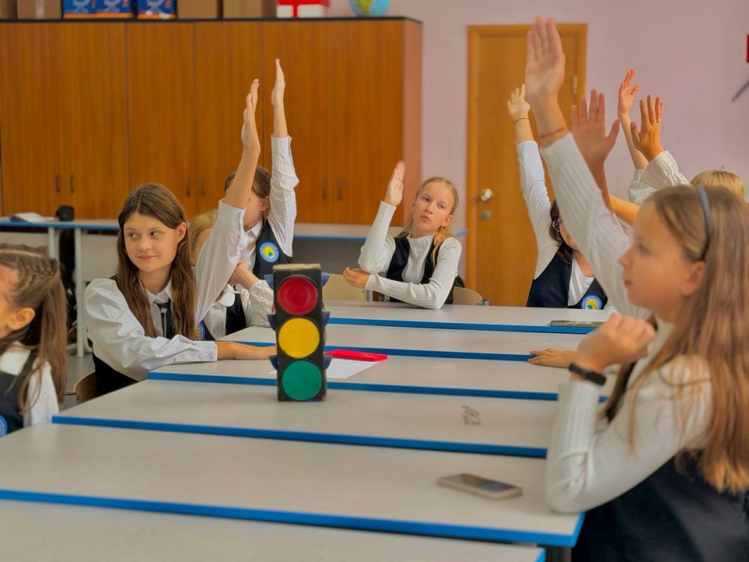 Знаем ПДД - безопасно ходим по улицам! Знаем ПДД - безопасно ходим по улицам!