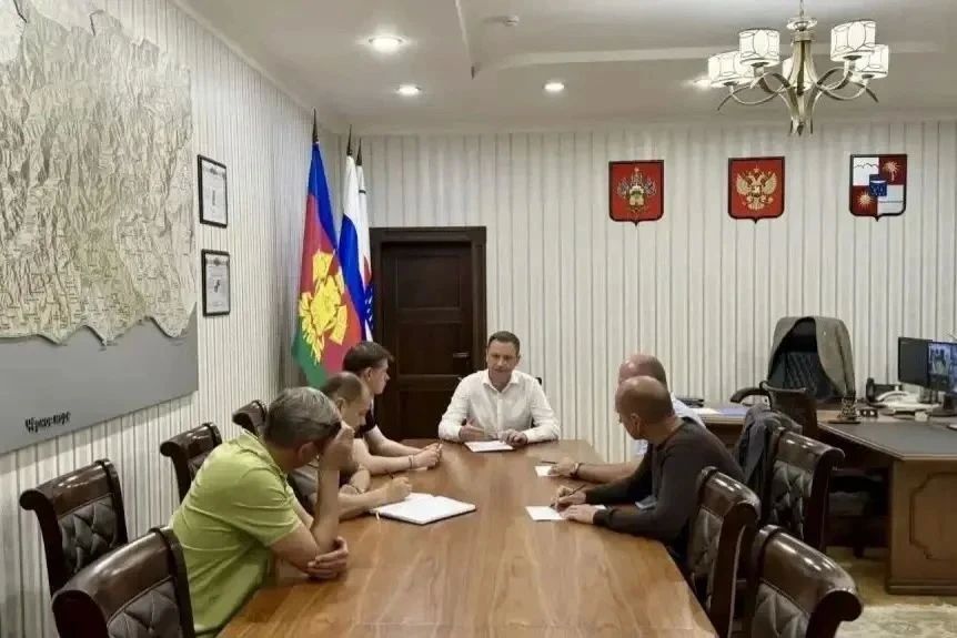 В результате атаки безэкипажного катера в Сочи частично повреждены пляжная инфраструктура и участок Приморской набережной