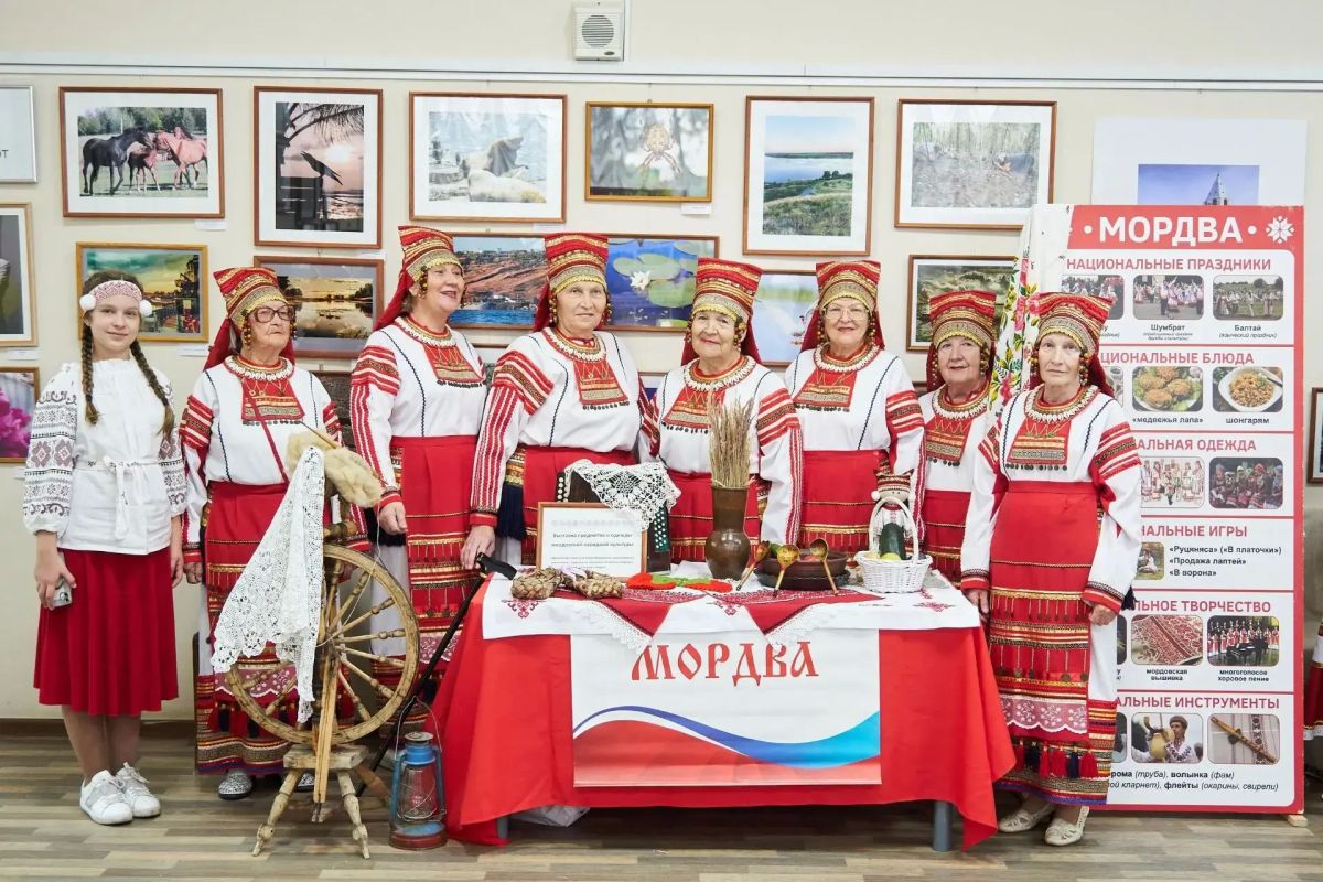 Народов много — край родной один Народов много — край родной один
