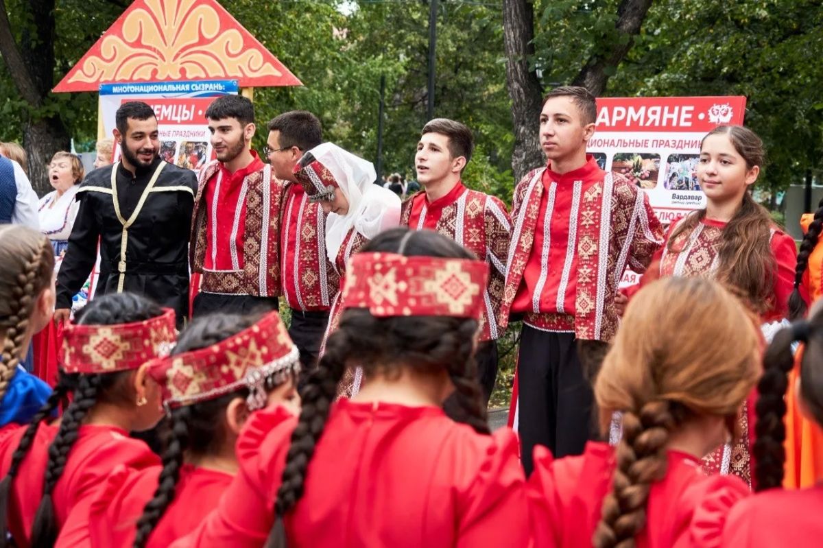 Народов много — край родной один Народов много — край родной один
