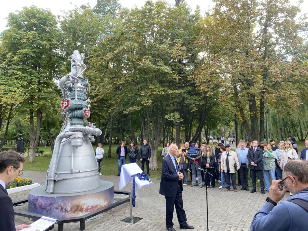 В парке Гагарина открывают монумент легендарному ракетному двигателю НК-33! В парке Гагарина открывают монумент легендарному ракетному двигателю НК-33!