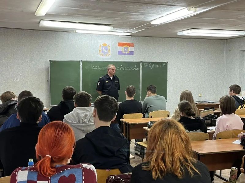 В Самарской области сотрудники полиции и общественники провели профориентационную беседу с юношами и девушками