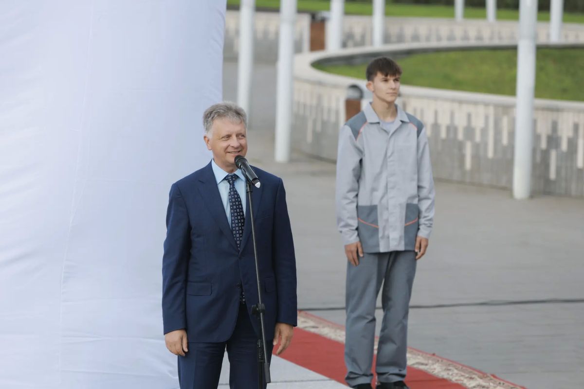 Вячеслав Федорищев: Сегодня, в преддверии Дня машиностроителя в Тольятти открыли памятник первому генеральному директору Волжского автомобильного завода Виктору Николаевичу Полякову Вячеслав Федорищев: Сегодня, в преддверии Дня машиностроителя в Тольятти открыли памятник первому генеральному директору Волжского автомобильного завода Виктору Николаевичу Полякову