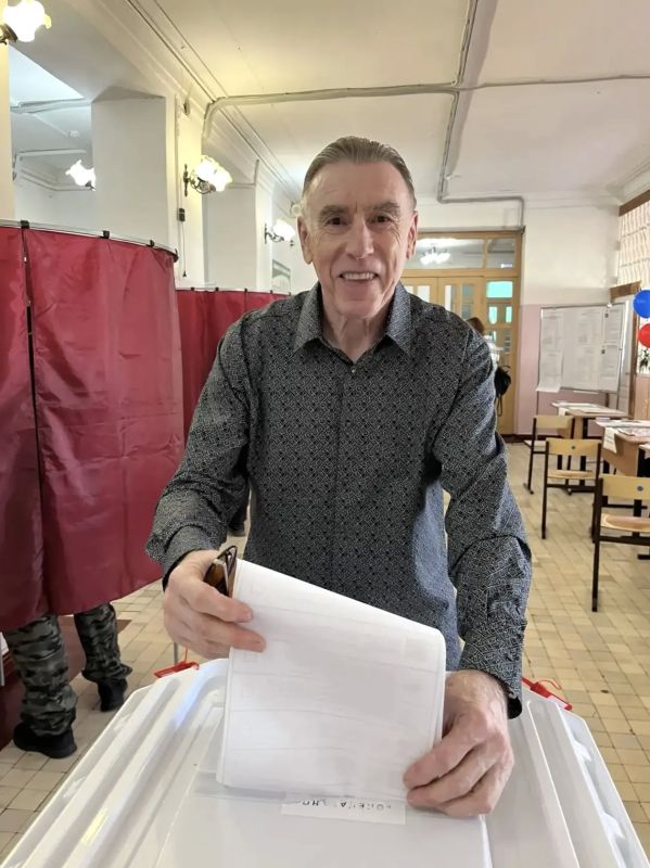 Голосование объединяет. Депутаты, общественники, предприниматели, сотрудники предприятий и муниципальных учреждений приходят на избирательные участки Голосование объединяет. Депутаты, общественники, предприниматели, сотрудники предприятий и муниципальных учреждений приходят на избирательные участки