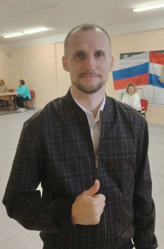 Герой России, выпускник первого потока «Школы героев», участник мобильной группы отряда «БАРС-Крылья» Максим Девятов проголосовал на избирательном участке в Тольятти