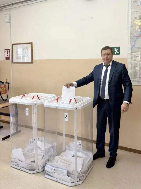 Голосование объединяет. Депутаты, общественники, предприниматели, сотрудники предприятий и муниципальных учреждений приходят на избирательные участки Голосование объединяет. Депутаты, общественники, предприниматели, сотрудники предприятий и муниципальных учреждений приходят на избирательные участки