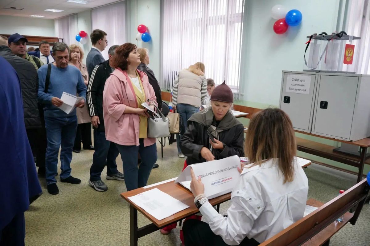 Избирательные участки открыты только час, а уже столько желающих отдать свой голос Избирательные участки открыты только час, а уже столько желающих отдать свой голос