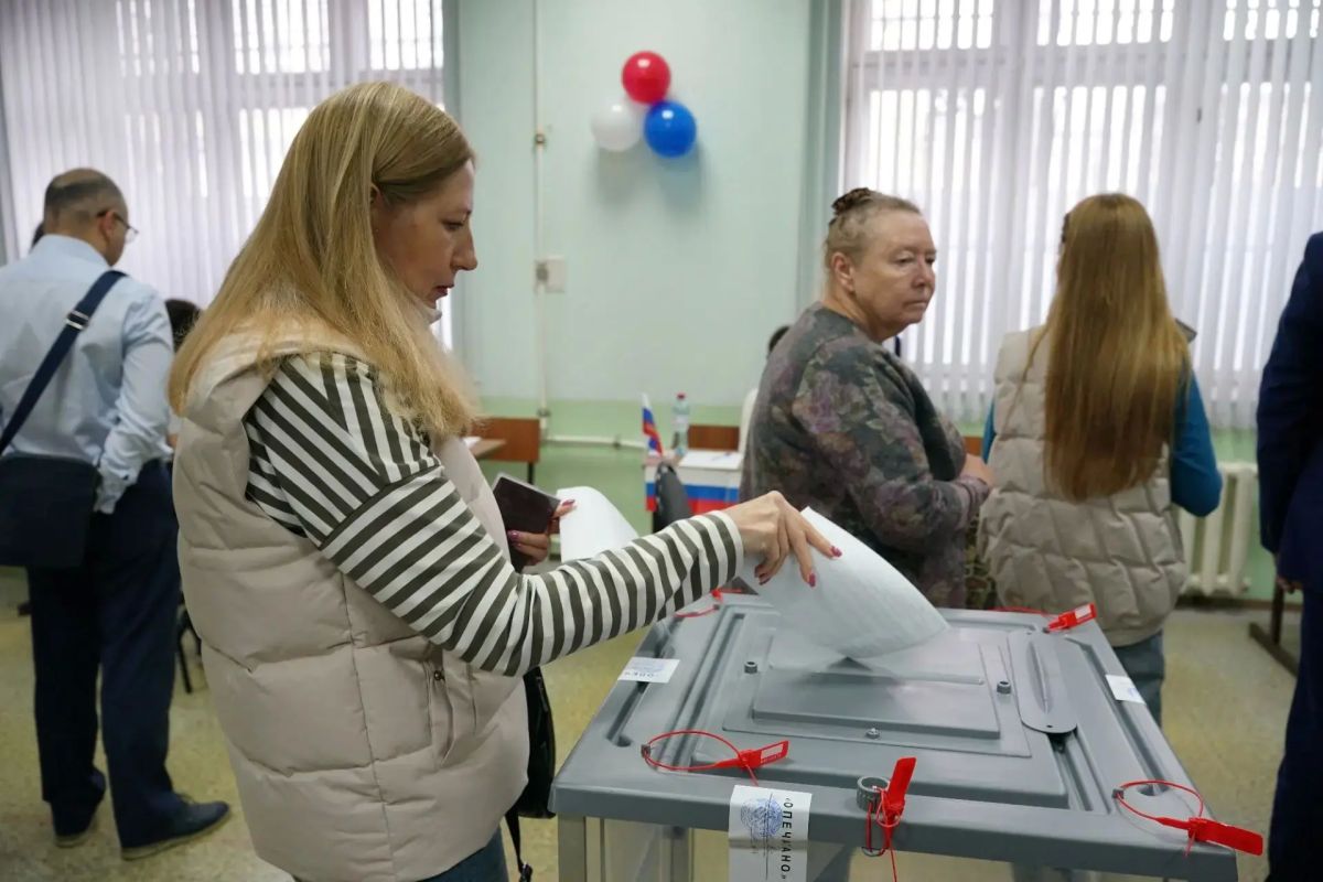 Избирательные участки открыты только час, а уже столько желающих отдать свой голос Избирательные участки открыты только час, а уже столько желающих отдать свой голос