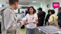 На одном из избирательных участков в Самаре поздравили парня, который впервые проголосовал на выборах