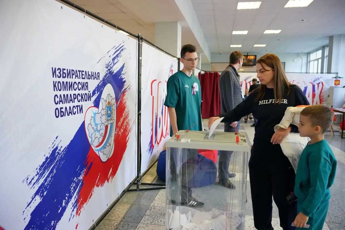 Работа первого молодежного УИКа в Самаре — в объективе фотокорреспондента газеты «Волжская коммуна» Андрея Савельева Работа первого молодежного УИКа в Самаре — в объективе фотокорреспондента газеты «Волжская коммуна» Андрея Савельева