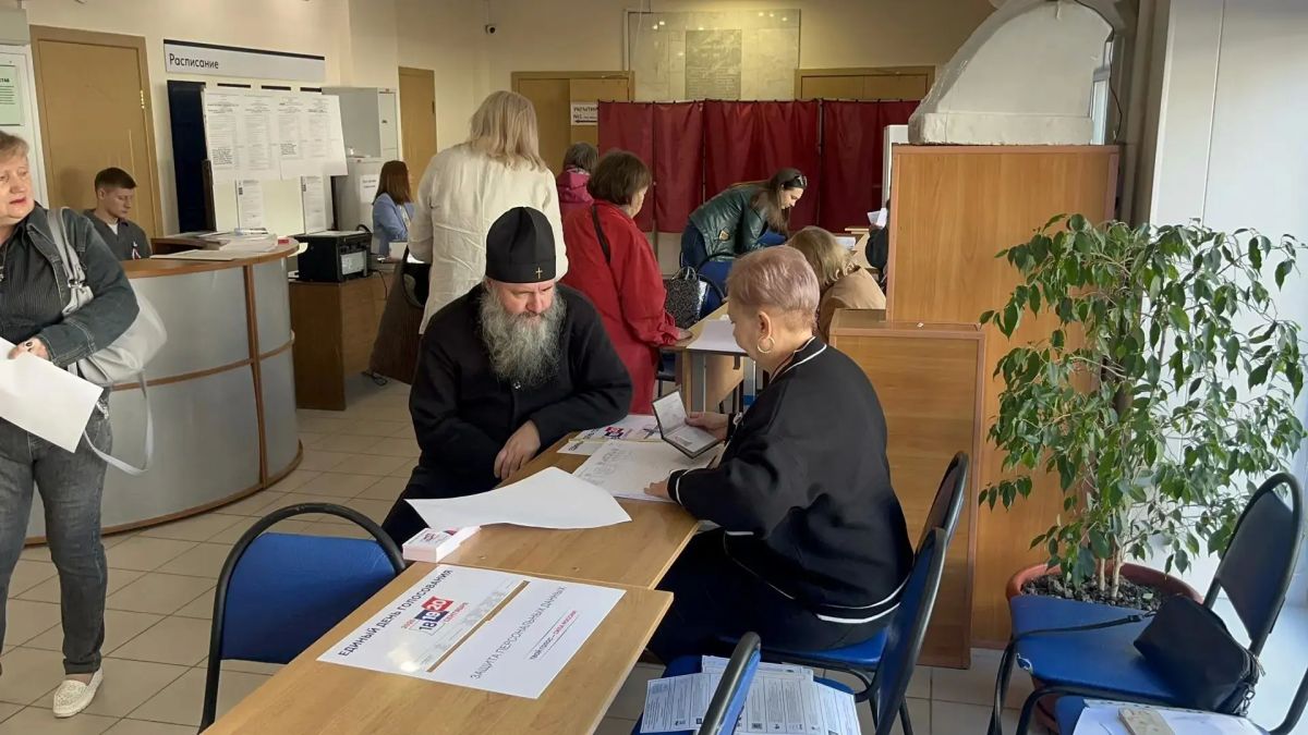 Митрополит Самарский и Новокуйбышевский Феодосий принял участие в выборах депутатов Государственной Думы и Самарской Губернской Думы на участке №2904 в школе № 6