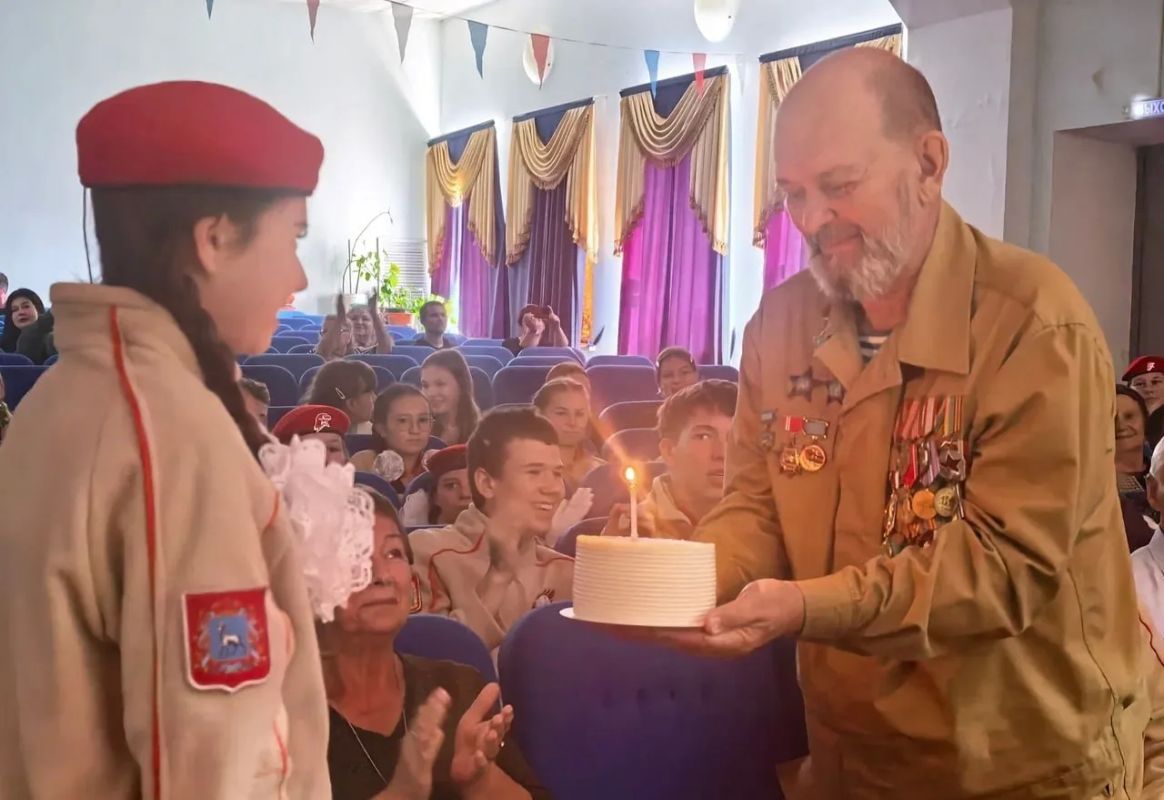 Парад с участием духового оркестра прямо у избирательного участка подготовили для военного лётчика и ветерана боевых действий в Афганистане Парад с участием духового оркестра прямо у избирательного участка подготовили для военного лётчика и ветерана боевых действий в Афганистане