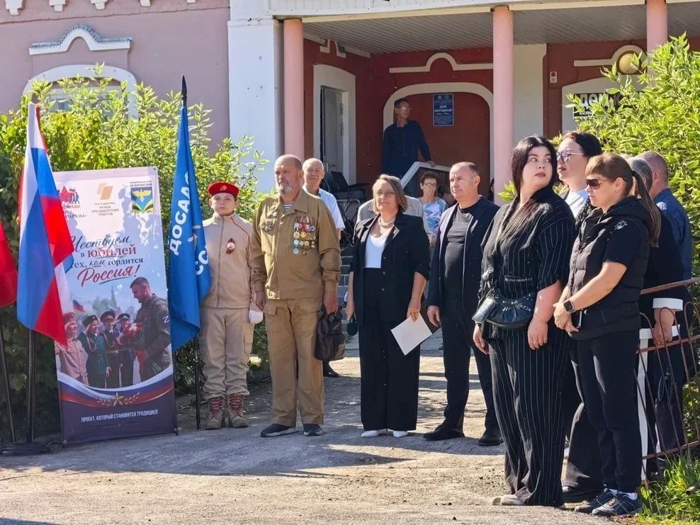 Парад прямо у избирательного участка организовали для военного летчика и ветерана боевых действий в Афганистане Парад прямо у избирательного участка организовали для военного летчика и ветерана боевых действий в Афганистане