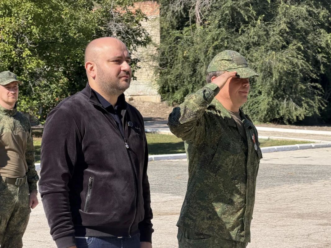 Губернатор Вячеслав Федорищев вручил награды бойцам «БАРС-Крылья» Губернатор Вячеслав Федорищев вручил награды бойцам «БАРС-Крылья»