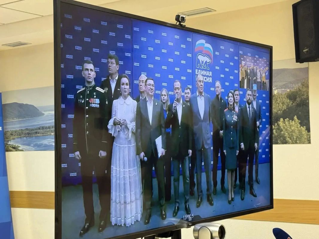 Секретарь реготделения «Единой России» Вячеслав Федорищев вместе с кандидатами от партии принял участие в федеральном ВКС руководства «Единой России» с представителями регионов Секретарь реготделения «Единой России» Вячеслав Федорищев вместе с кандидатами от партии принял участие в федеральном ВКС руководства «Единой России» с представителями регионов