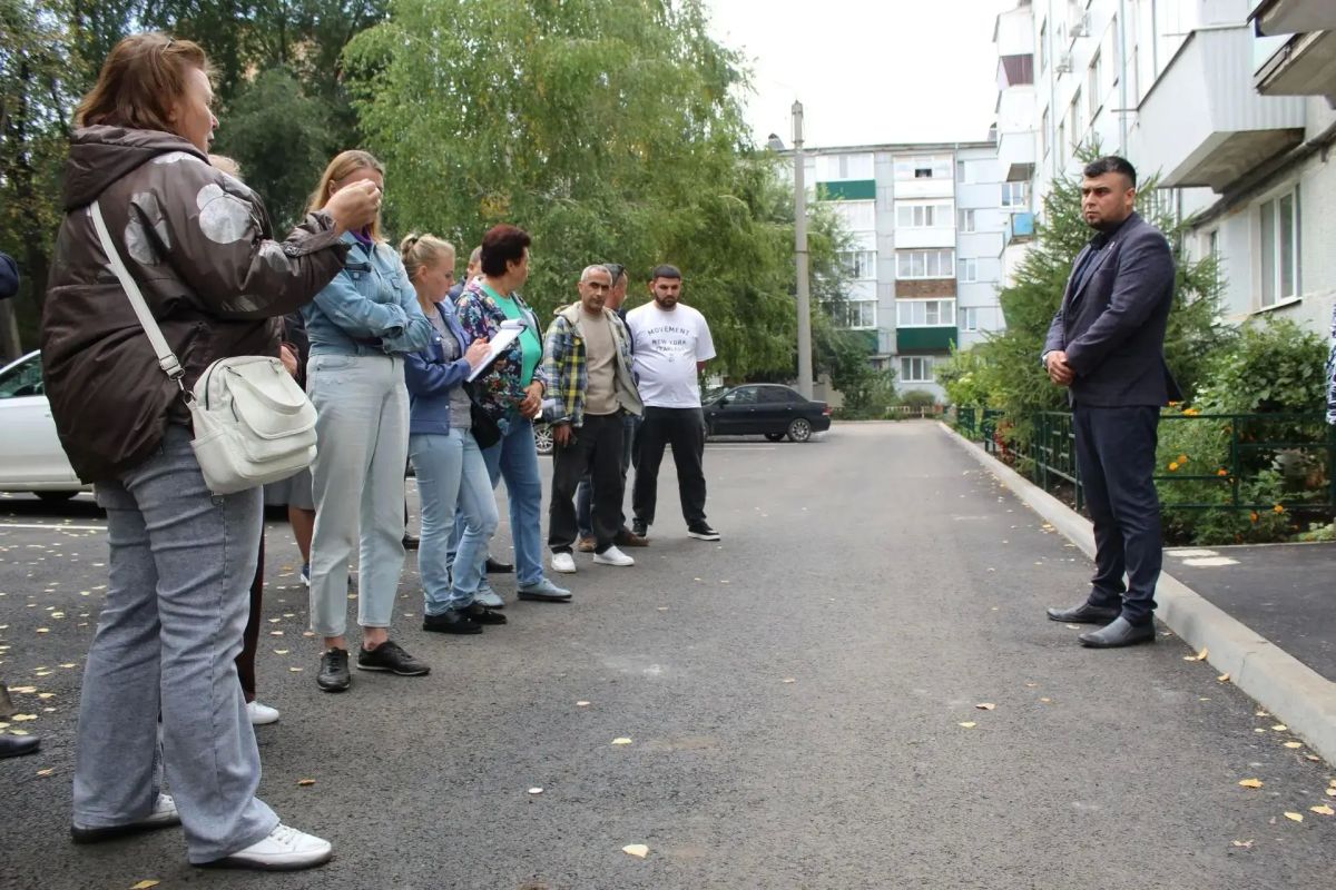 Вместе весело шагать по обновленному двору Вместе весело шагать по обновленному двору