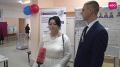 Молодоженов Юлию и Антона из Чапаевска на избирательном участке встречали как почетных гостей