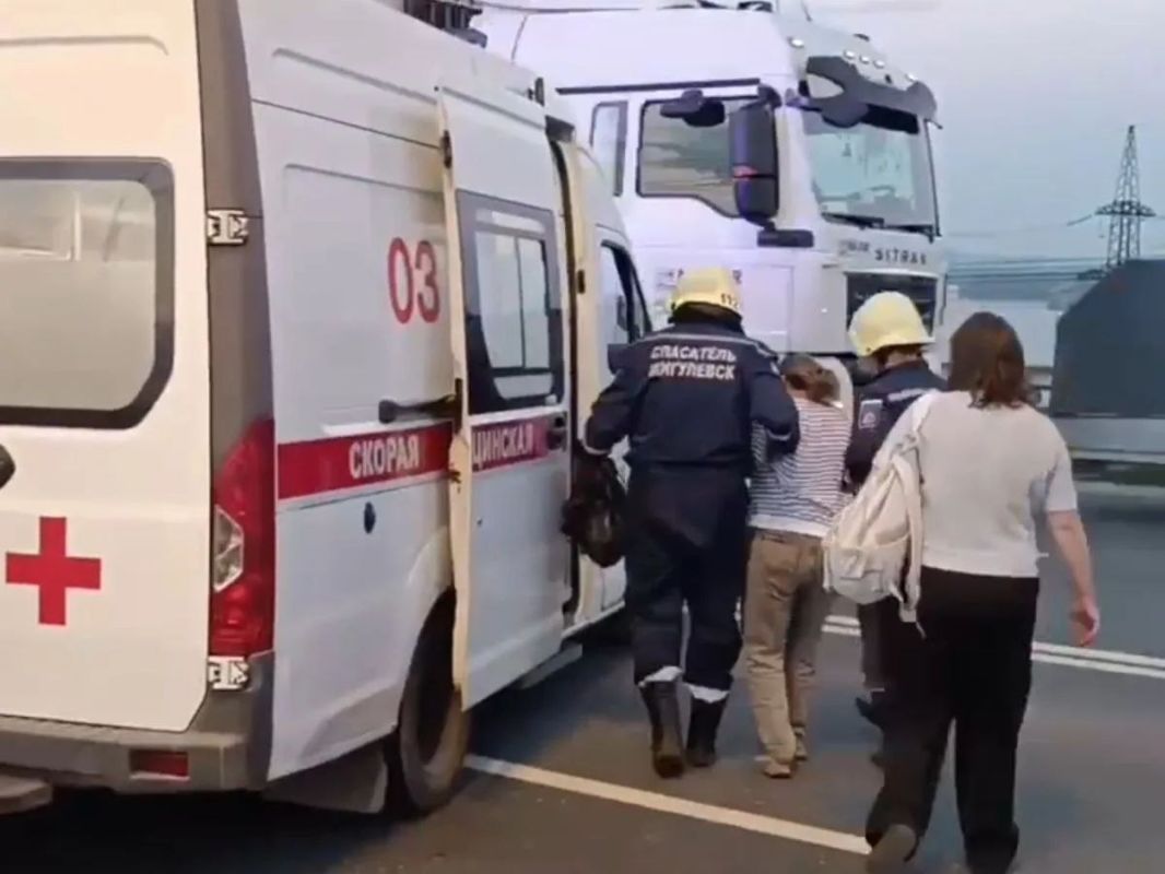 Взорвалось колесо, пострадали 16 человек: маршрутка с пассажирами перевернулась в Самарской области Взорвалось колесо, пострадали 16 человек: маршрутка с пассажирами перевернулась в Самарской области