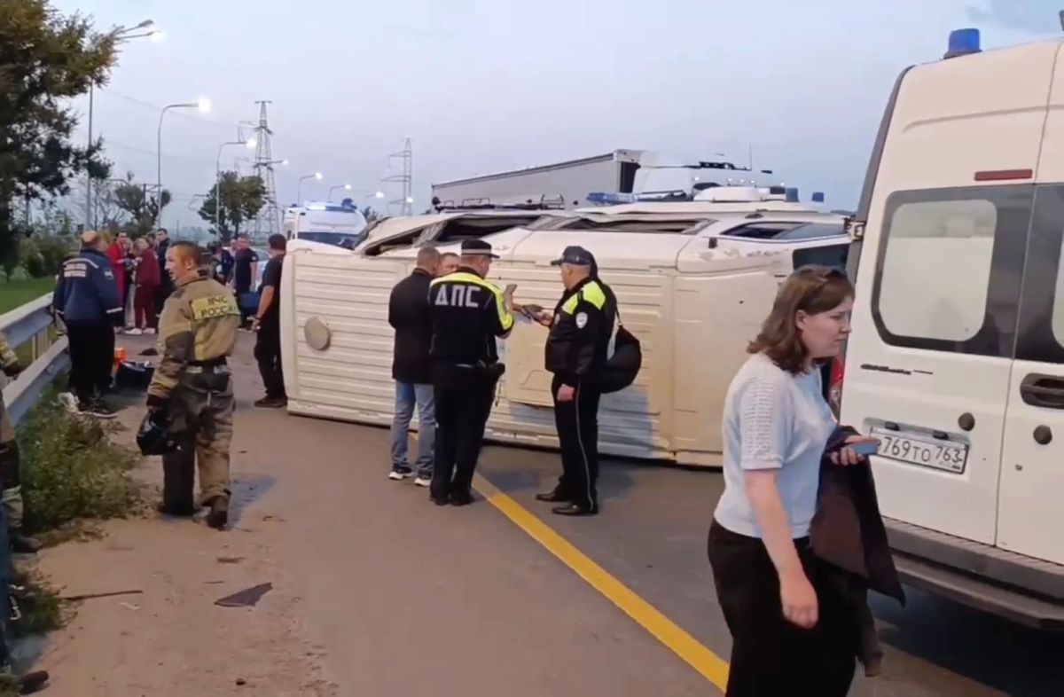 Взорвалось колесо, пострадали 16 человек: маршрутка с пассажирами перевернулась в Самарской области Взорвалось колесо, пострадали 16 человек: маршрутка с пассажирами перевернулась в Самарской области