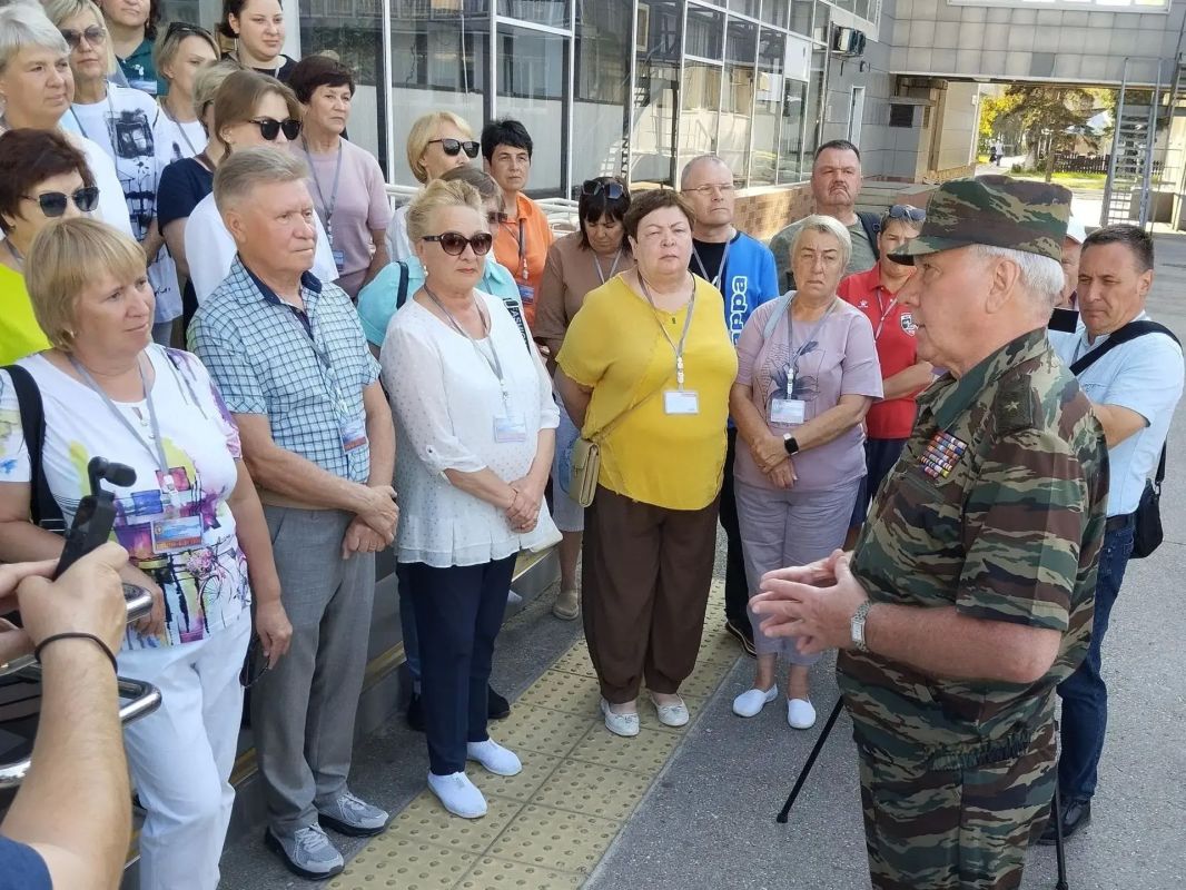 В речной порт Тольятти прибыл теплоход «Александр Фадеев» с делегацией ветеранов органов внутренних дел Свердловской области во главе с её председателем – полковником милиции в отставке Владимиром Ралдугиным В речной порт Тольятти прибыл теплоход «Александр Фадеев» с делегацией ветеранов органов внутренних дел Свердловской области во главе с её председателем – полковником милиции в отставке Владимиром Ралдугиным