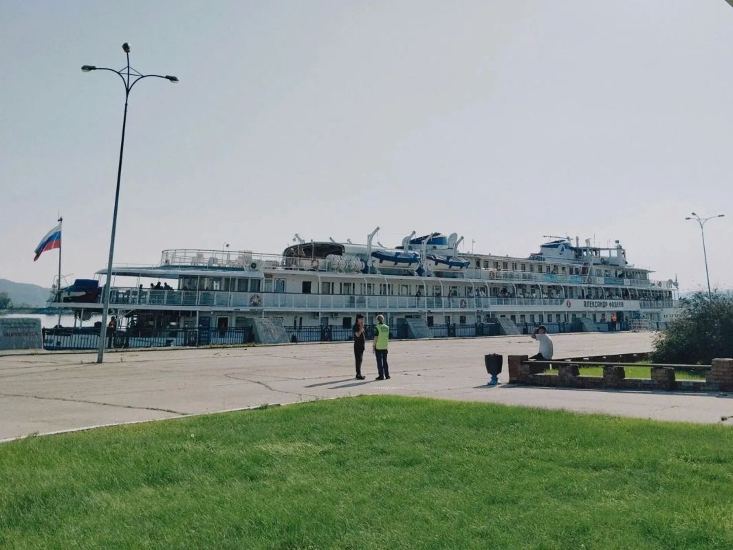 В речной порт Тольятти прибыл теплоход «Александр Фадеев» с делегацией ветеранов органов внутренних дел Свердловской области во главе с её председателем – полковником милиции в отставке Владимиром Ралдугиным В речной порт Тольятти прибыл теплоход «Александр Фадеев» с делегацией ветеранов органов внутренних дел Свердловской области во главе с её председателем – полковником милиции в отставке Владимиром Ралдугиным