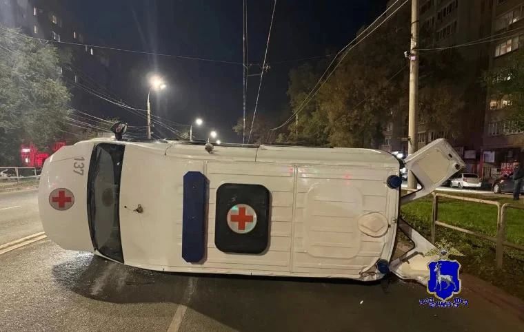 Машина скорой перевернулась после ДТП в Самаре, три человека пострадали