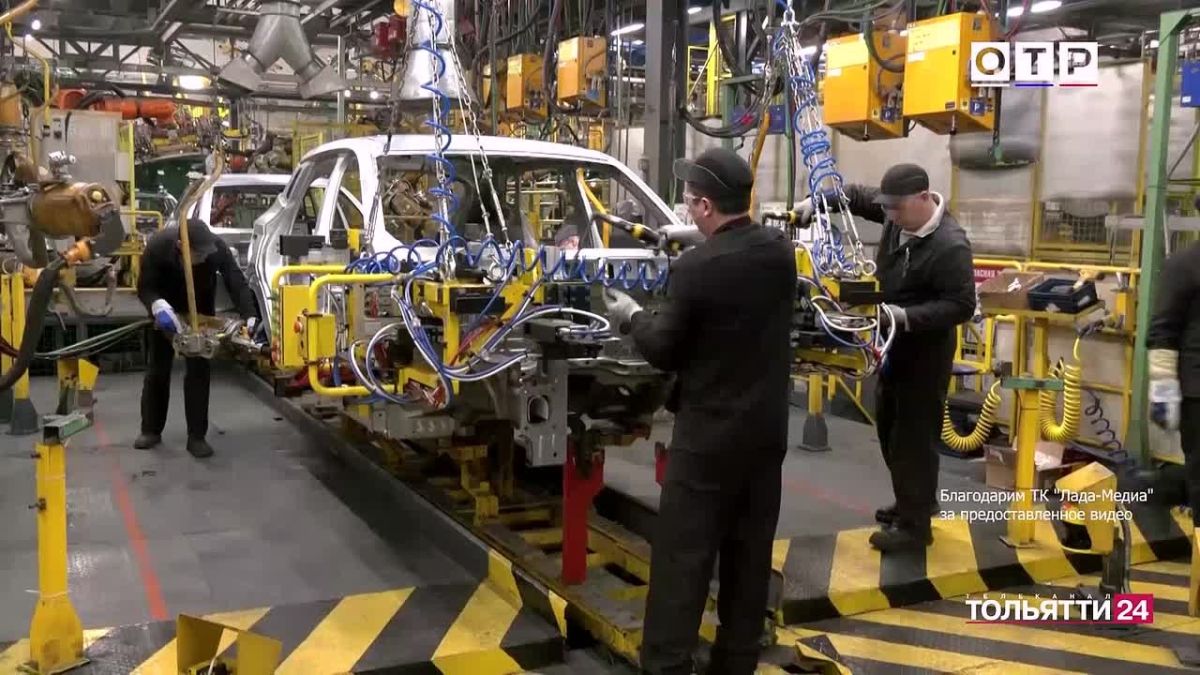 До старта серийного производства автомобиля LADA Azimut остаются считанные дни! Об этом рассказал в большом интервью каналу ОТР президент АО "АВТОВАЗ" Максим Соколов