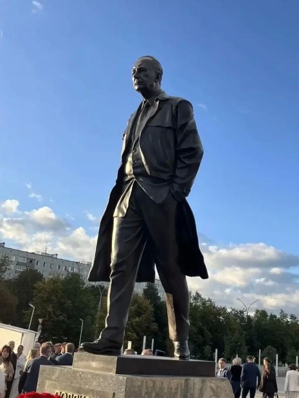 Церемония открытия памятника первому генеральному директору Волжского автозавода В.Н. Полякову в сквере его имени собрала множество тольяттинцев и, конечно, ветеранов АВТОВАЗа Церемония открытия памятника первому генеральному директору Волжского автозавода В.Н. Полякову в сквере его имени собрала множество тольяттинцев и, конечно, ветеранов АВТОВАЗа