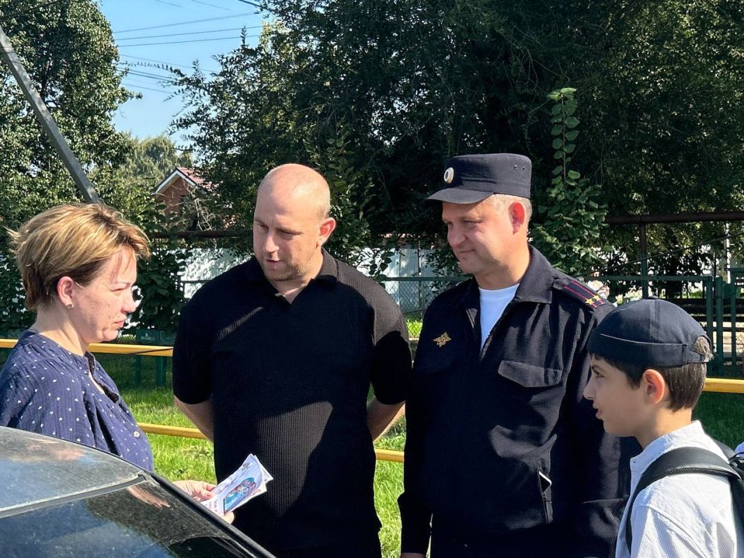 В Единый день безопасности дорожного движения руководитель Госавтоинспекции провел акцию у пешеходного перехода возле школы в селе Тимофеевка В Единый день безопасности дорожного движения руководитель Госавтоинспекции провел акцию у пешеходного перехода возле школы в селе Тимофеевка