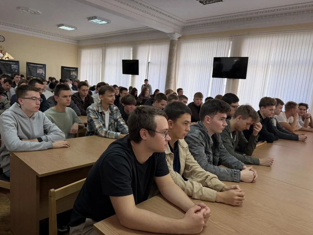 В Самаре проходит телемост студентов вузов и колледжей с военнослужащими подразделения беспилотных систем ЦВО, выполняющими задачи в зоне СВО В Самаре проходит телемост студентов вузов и колледжей с военнослужащими подразделения беспилотных систем ЦВО, выполняющими задачи в зоне СВО