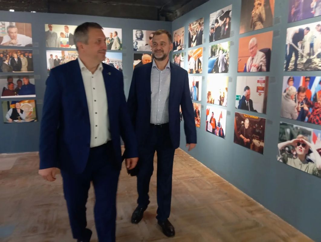 В Самаре в культурно-выставочном центре «ЗИМ Галерея» состоялось открытие выставки «Эпоха!», посвященной 30-летию газеты «Самарское обозрение»