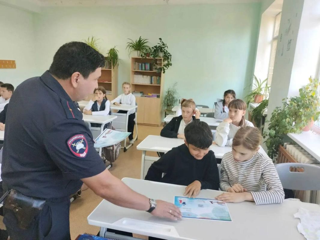 Сотрудники Госавтоинспекции Самарской области в Единый день безопасности посетили образовательные организации, где вместе с педагогами проводят беседы о необходимости соблюдения детьми и подростками правил безопасного... Сотрудники Госавтоинспекции Самарской области в Единый день безопасности посетили образовательные организации, где вместе с педагогами проводят беседы о необходимости соблюдения детьми и подростками правил безопасного...