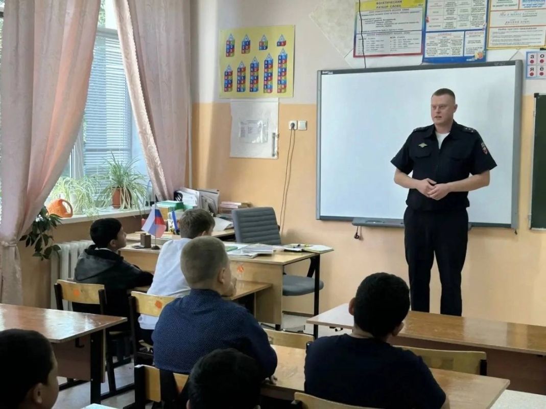 Сотрудники Госавтоинспекции Самарской области в Единый день безопасности посетили образовательные организации, где вместе с педагогами проводят беседы о необходимости соблюдения детьми и подростками правил безопасного... Сотрудники Госавтоинспекции Самарской области в Единый день безопасности посетили образовательные организации, где вместе с педагогами проводят беседы о необходимости соблюдения детьми и подростками правил безопасного...