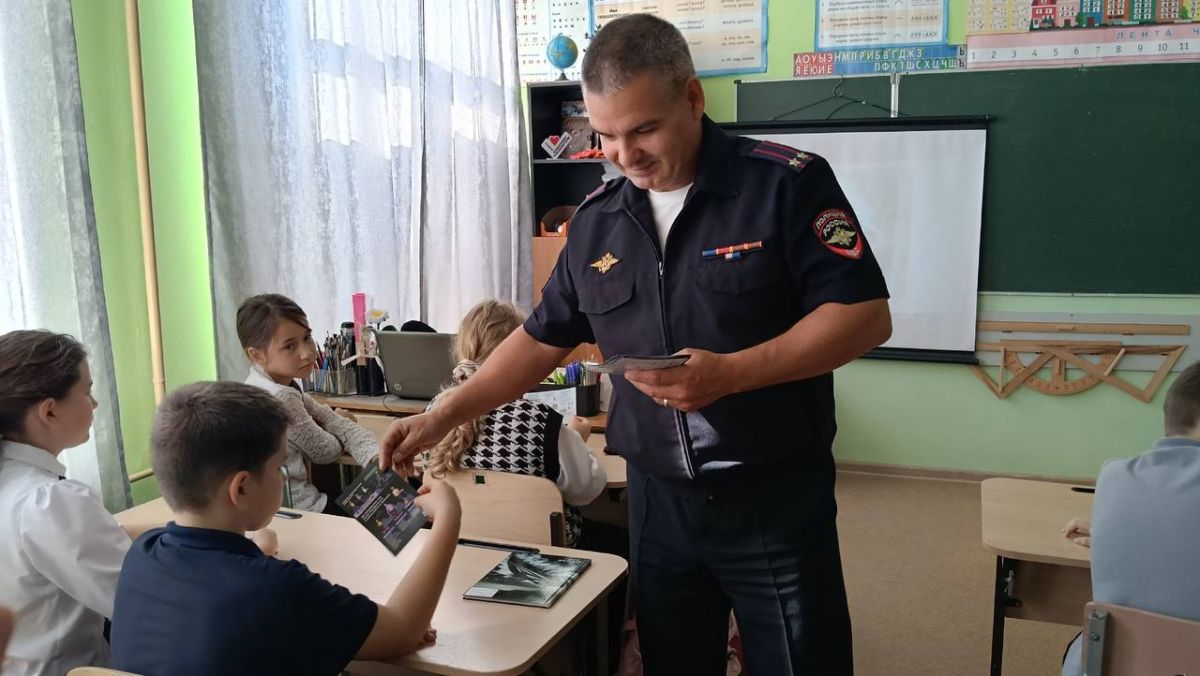 Сотрудники Госавтоинспекции Самарской области в Единый день безопасности посетили образовательные организации, где вместе с педагогами проводят беседы о необходимости соблюдения детьми и подростками правил безопасного... Сотрудники Госавтоинспекции Самарской области в Единый день безопасности посетили образовательные организации, где вместе с педагогами проводят беседы о необходимости соблюдения детьми и подростками правил безопасного...